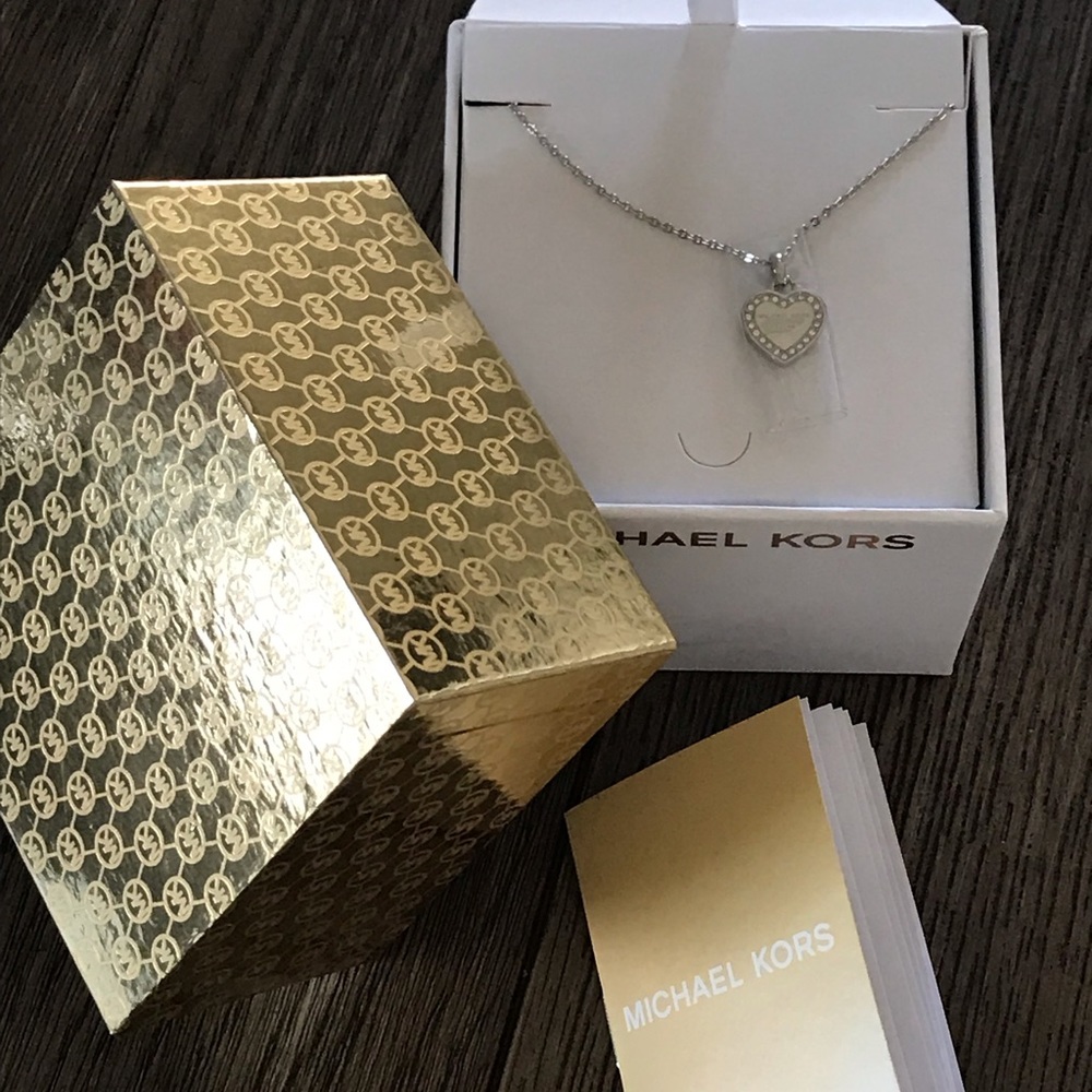 **BNWT Michael Kors Heritage Heart Necklace - Picture 5 of 6